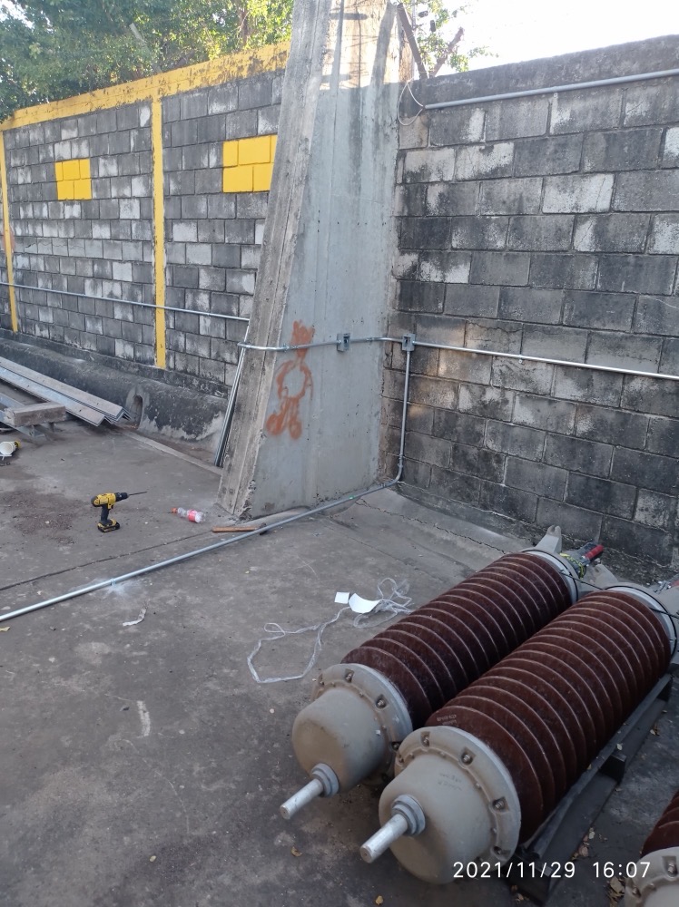 Instalación de conduit en subestación eléctrica