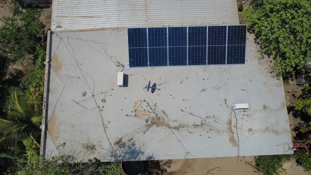 Vista aérea de paneles solares instalados en azotea
